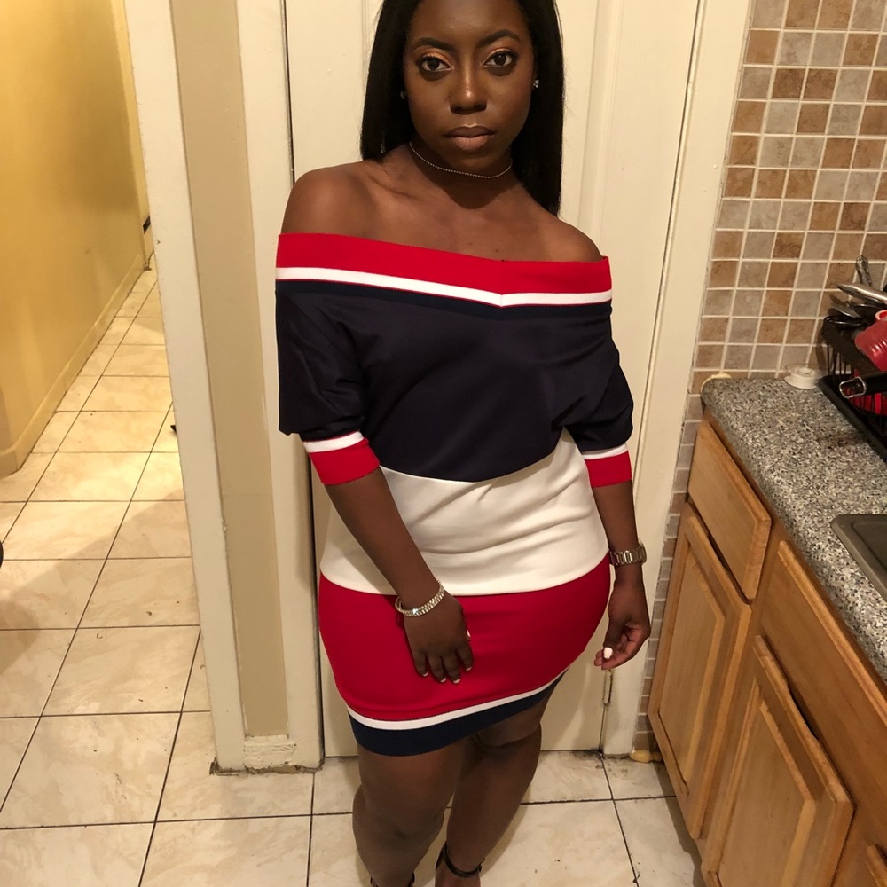 🚨Large Left🚨Off The Shoulder Dress - Picture 2 of 5